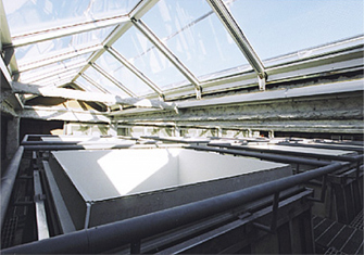 写真：天窓に設置され全館の空気の流れをコントロールする「スウィンドウ」